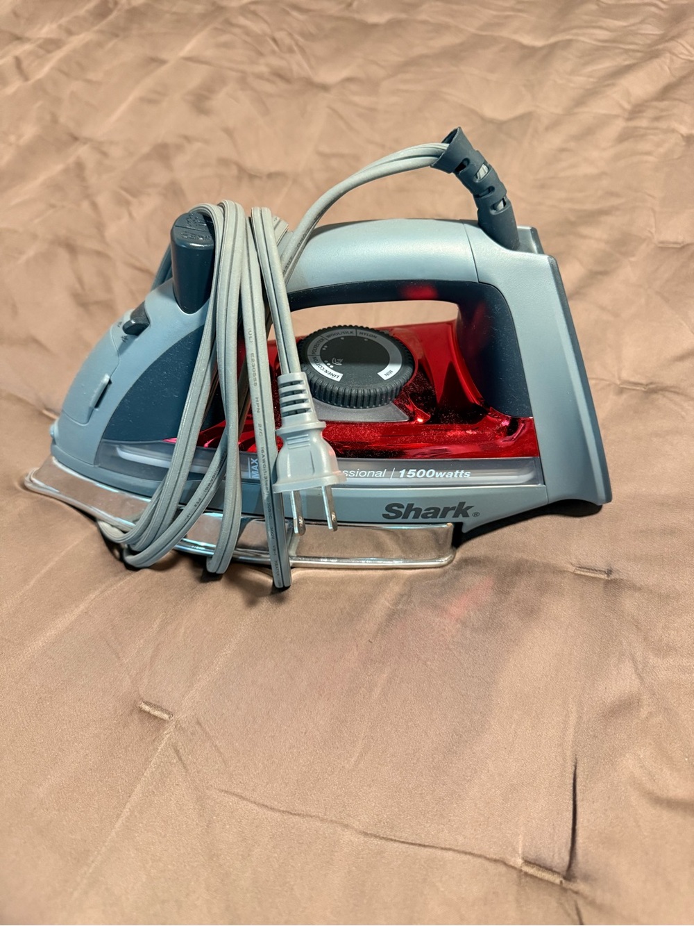 Shark 1500W Red & Gray Steam Iron
